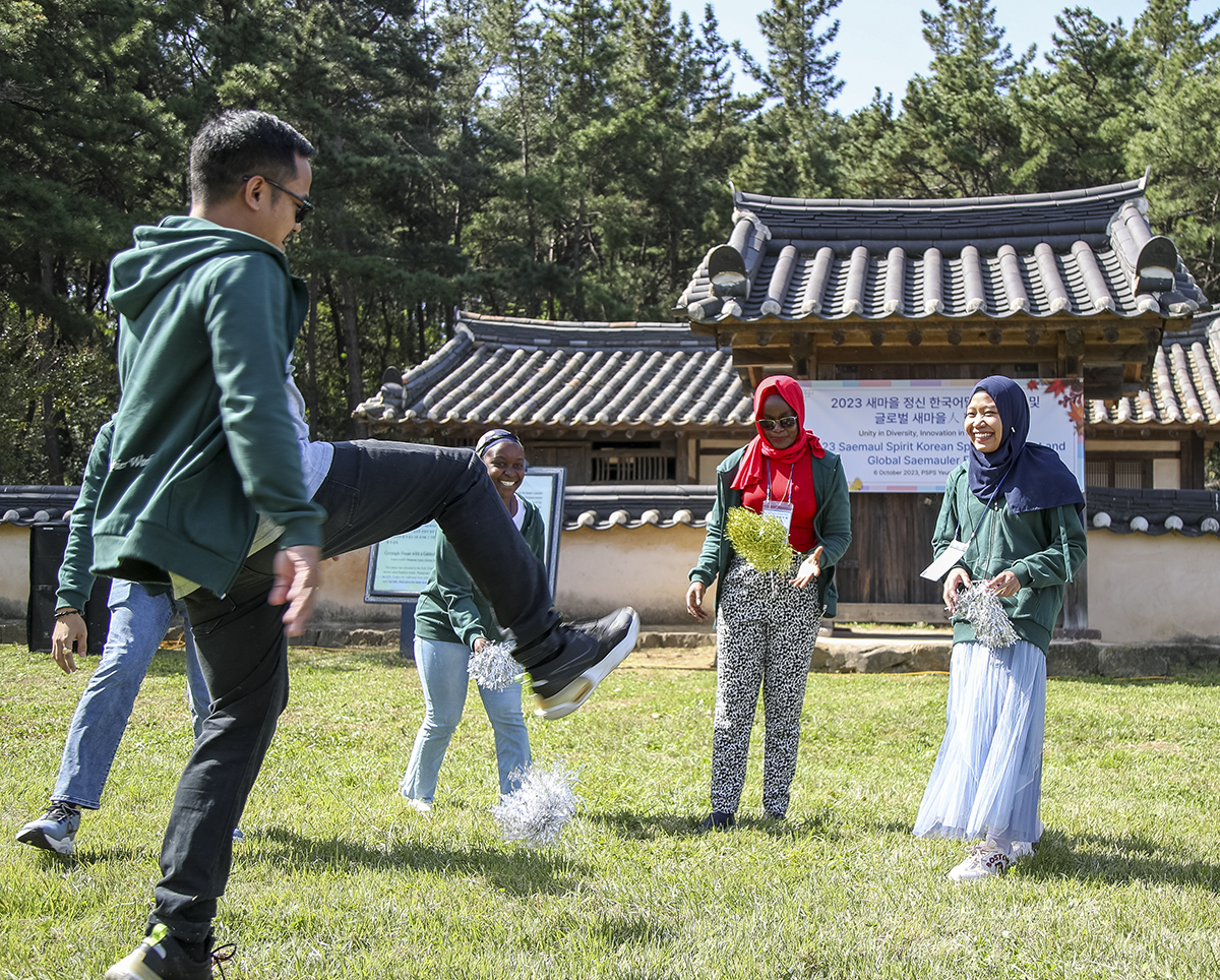 야외, 의류, 사람, 신발류이(가) 표시된 사진

자동 생성된 설명